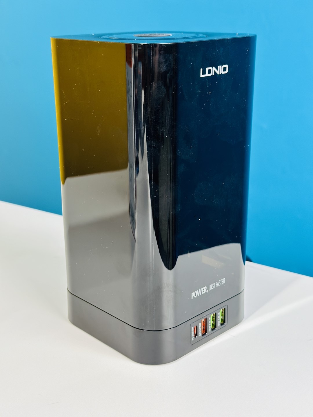 LDNIO SKW6457 6 Outlet USB Tower Extension Power Socket with 15W Wireless Charger - Image 3