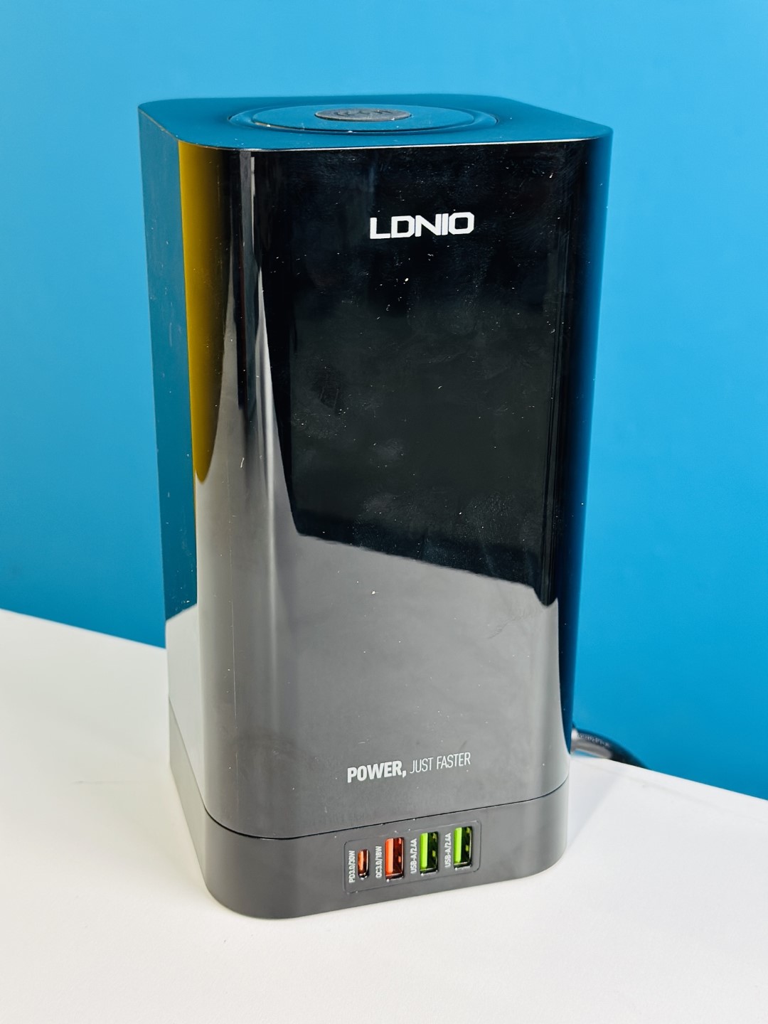 LDNIO SKW6457 6 Outlet USB Tower Extension Power Socket with 15W Wireless Charger - Image 4